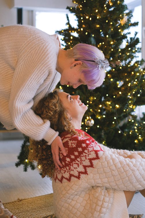 Foto profissional grátis de amantes, atmosfera de natal, cara a cara