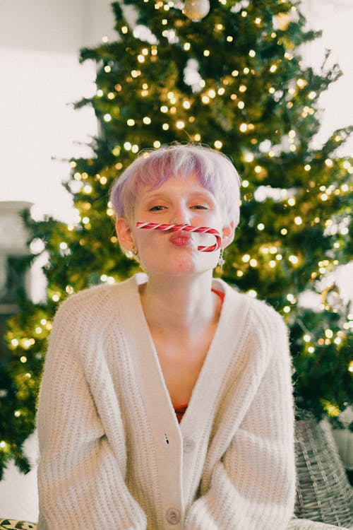 Gratis stockfoto met fotomodel, geverfd haar, kerstman stok