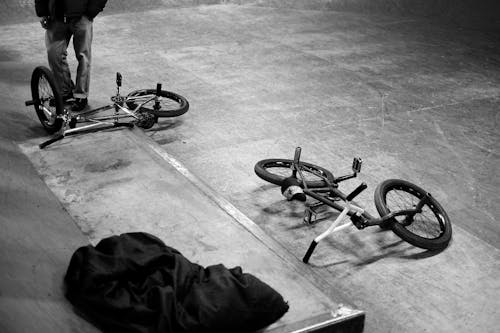 Kostnadsfria Kostnadsfri bild av bmx, cyklar, gråskale Stock foto