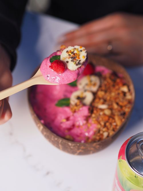 Free Vibrant pink smoothie bowl topped with fresh fruit and granola for a healthy snack. Stock Photo