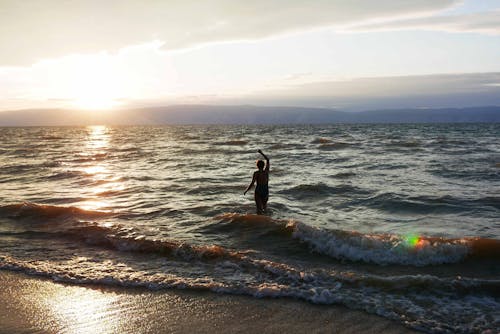 akşam karanlığı, ayakta, deniz kıyısı içeren Ücretsiz stok fotoğraf