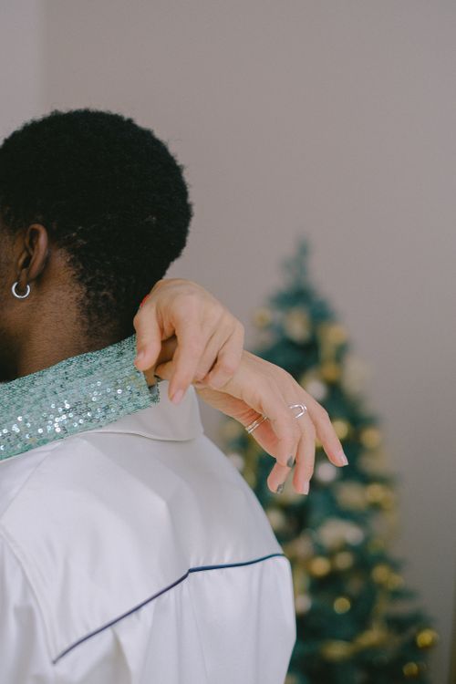 Free An intimate moment between a couple with a festive tree in the background. Stock Photo