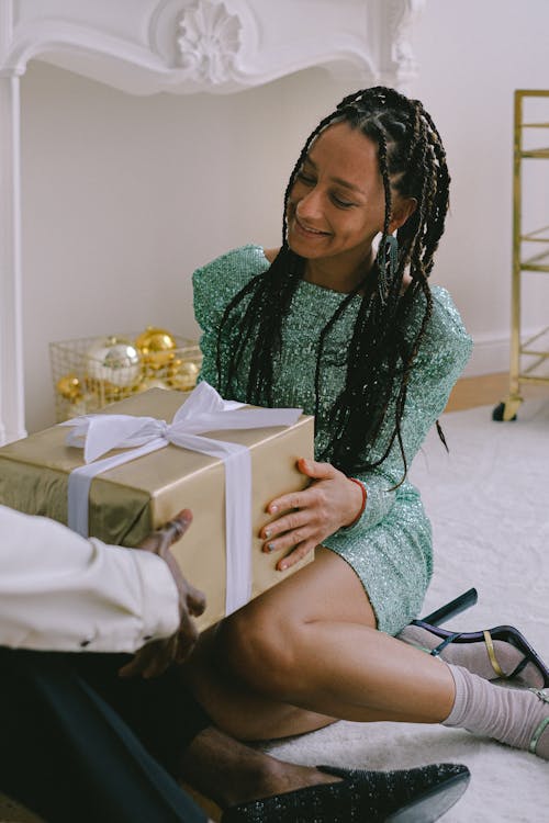 Kostnadsfri bild av afrikansk amerikan kvinna, flätor, gåva