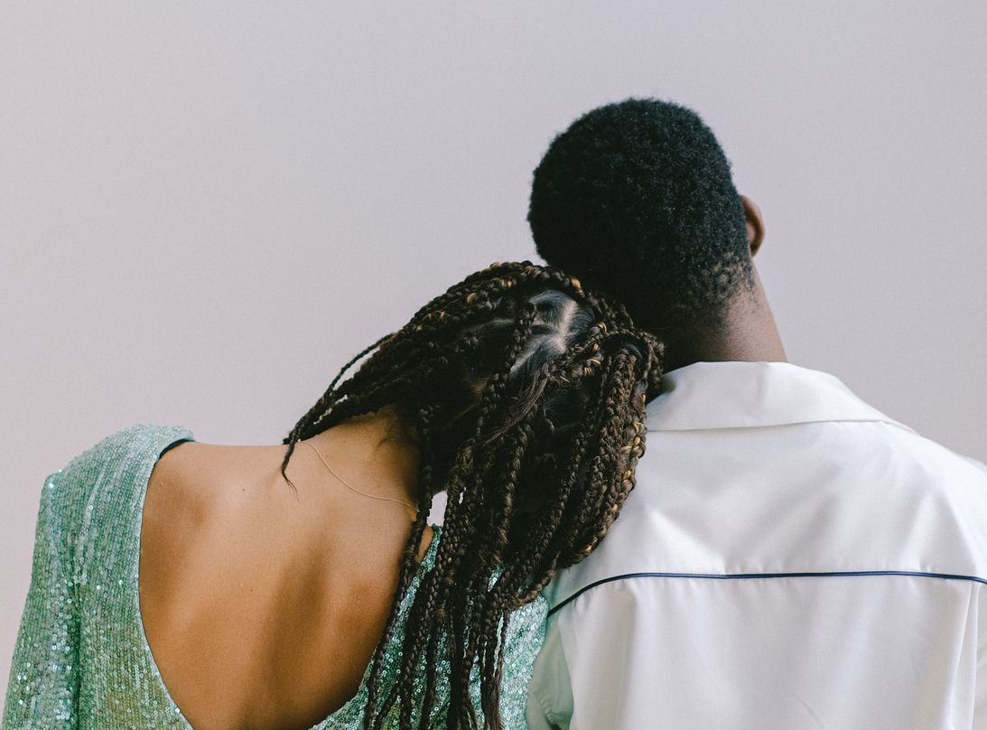 Online dating: starting a conversation on a niche platform