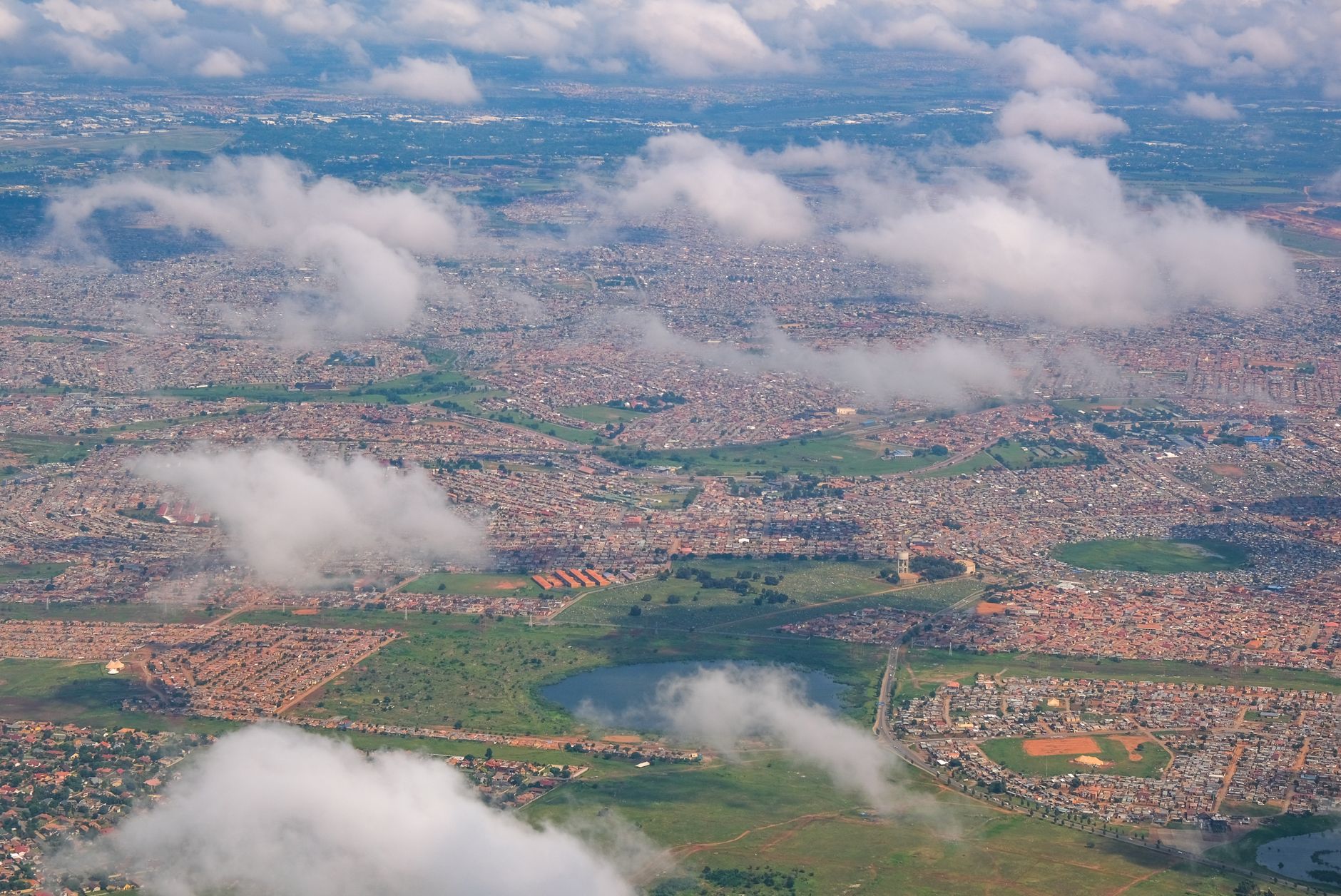 Centre-ville de Fianarantsoa avec immeubles gouvernementaux et commerciaux