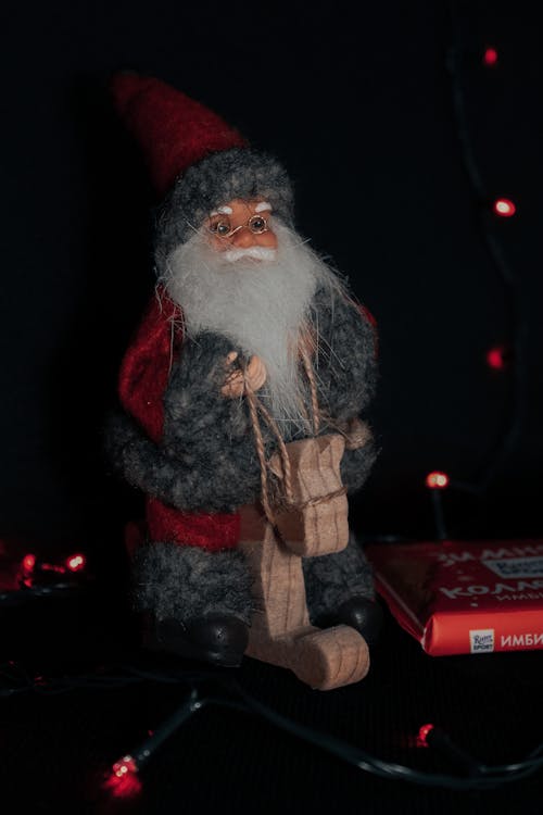 Free Close-Up Shot of a Santa Claus Figurine Stock Photo
