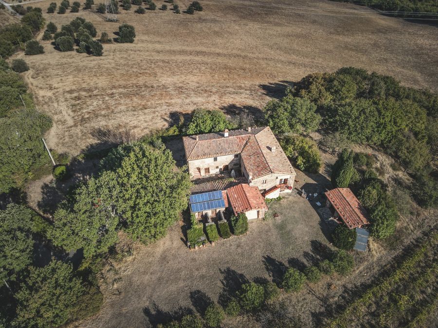 Propiedad rural con paneles solares rodeada de campos