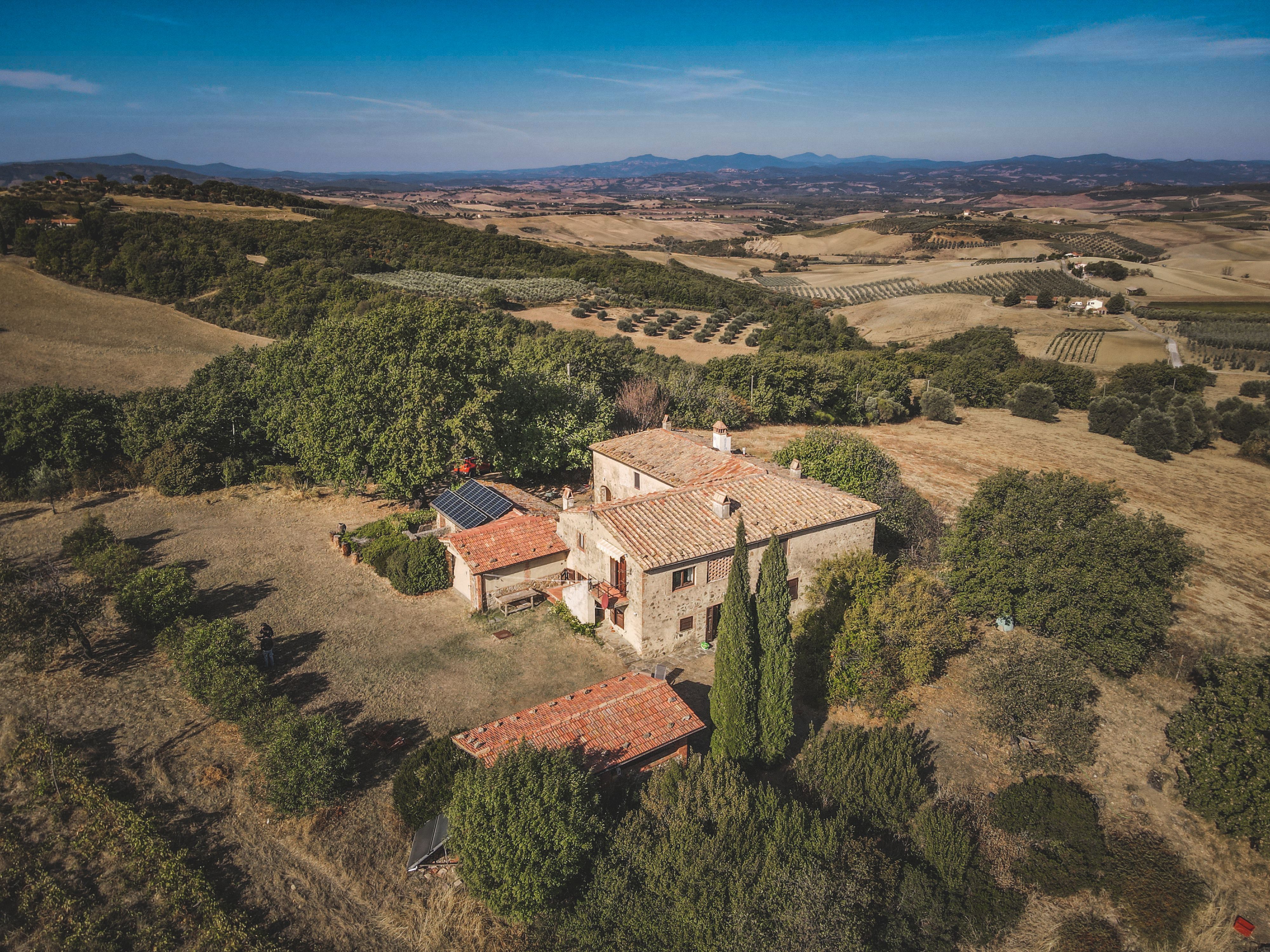 Italiaans landschap met woningen en groene omgeving