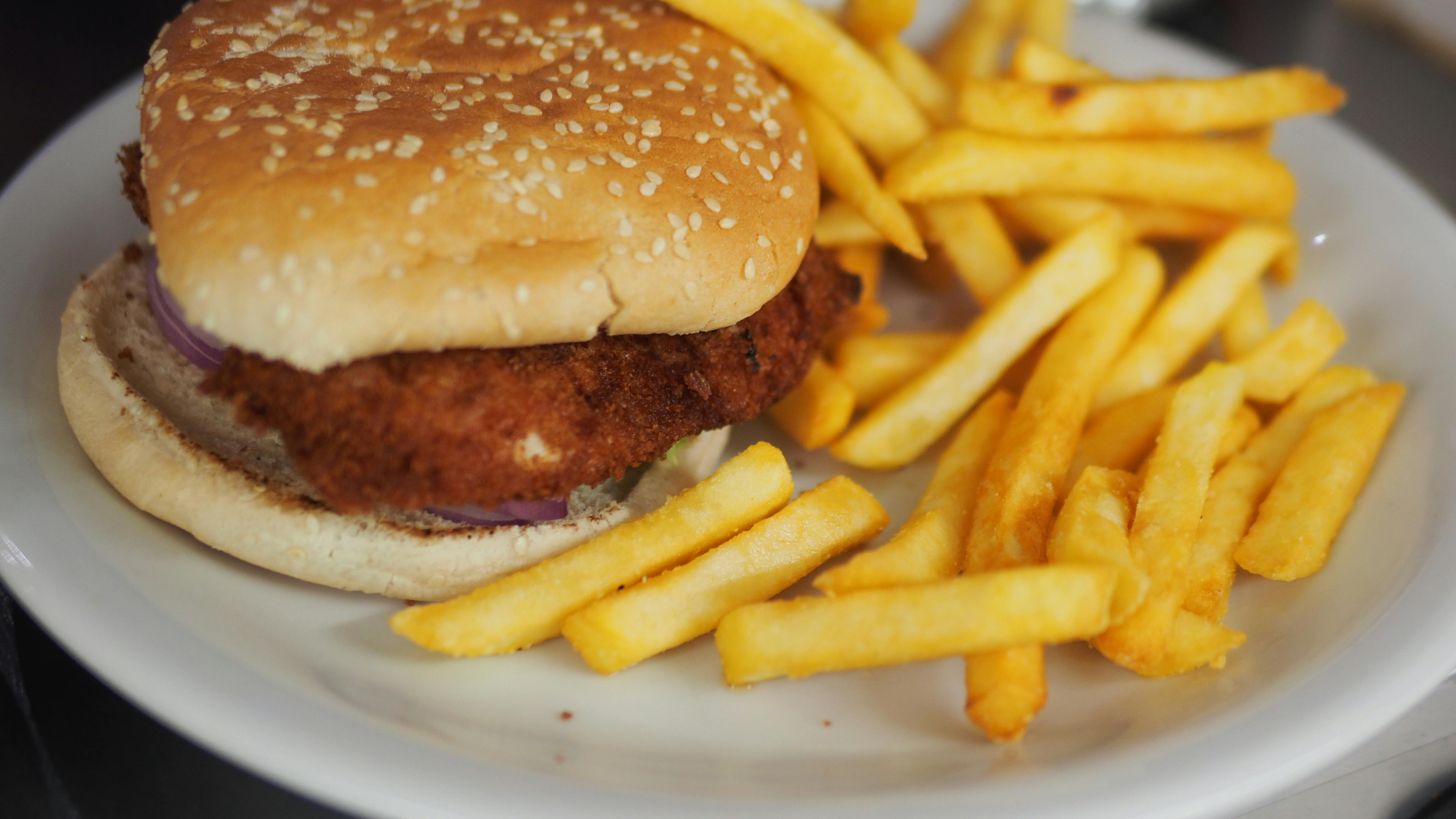 Kostenloses Foto zum Thema: burger und pommes, hähnchen burger und ...