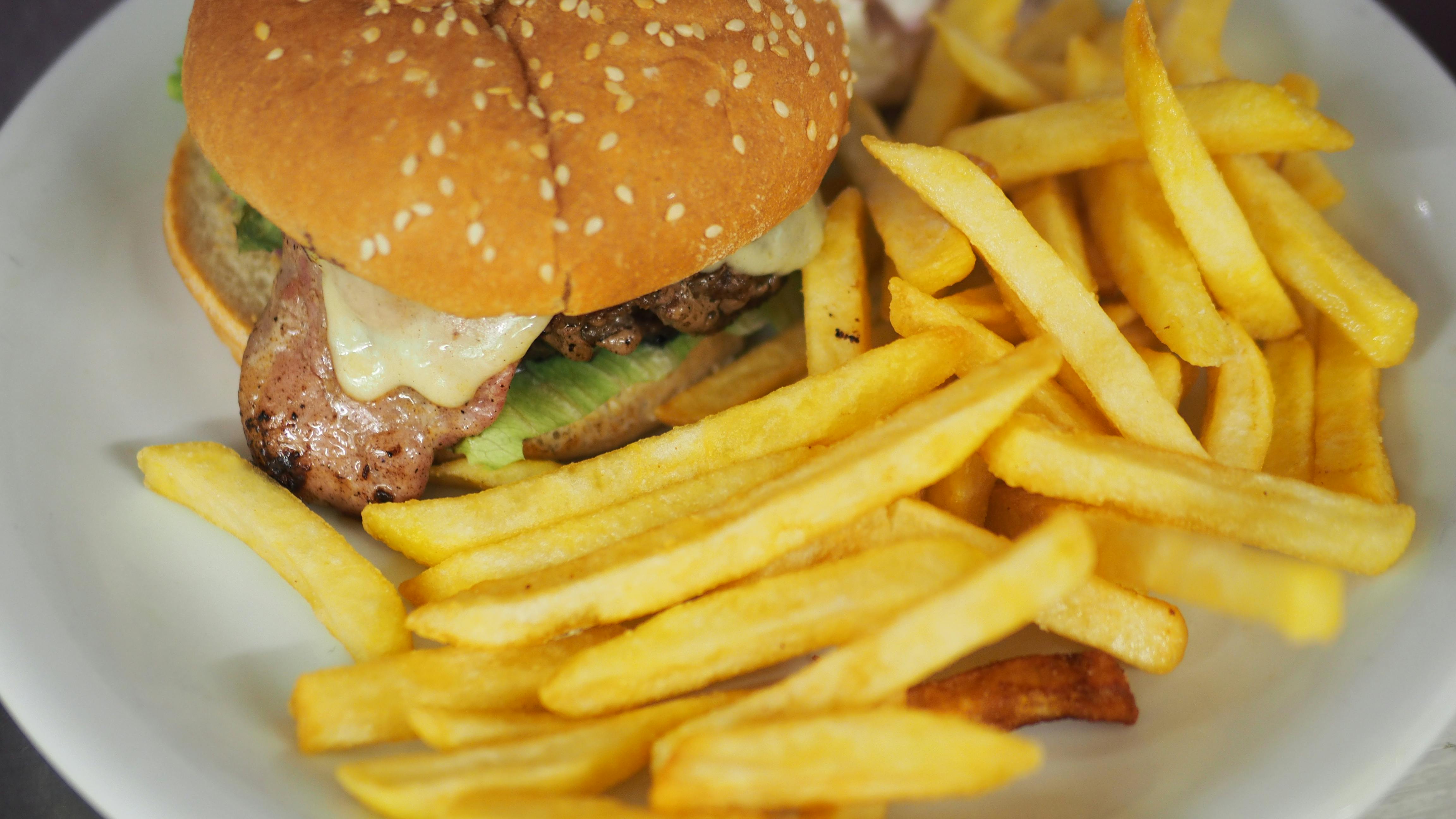 Kostenloses Foto zum Thema: burger und pommes, hamburger, hamburger und ...