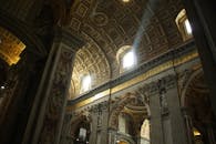 圣彼得大教堂华丽的天花板和内部细节，展现了精致的建筑风格