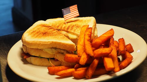 бесплатная Картофель фри и бутерброд на белой тарелке Стоковое фото