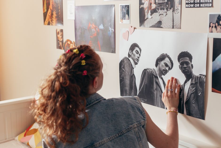 Felle muziekposters aan tienerkamermuur. Felle muziekposters aan tienerkamermuur.