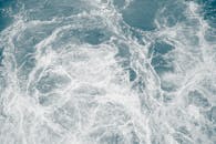 从鸟瞰视角看，强大的海浪创造出复杂的湍流海泡沫图案