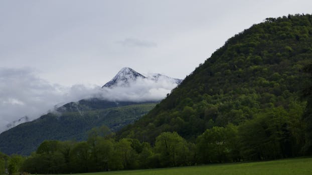 法国卡杰尔山周围环绕着春天的绿叶和薄雾，景色壮丽