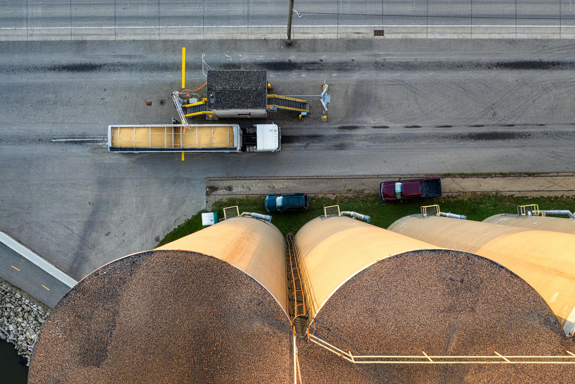 Bulk fertilizer and grain handling at an agricultural terminal