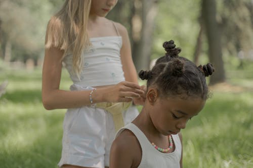 Бесплатное стоковое фото с девочки, делать волосы, детство