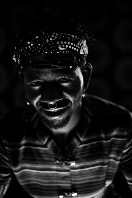 Gratis arkivbilde med afrikansk-amerikansk, ansikt, gråtonefotografering