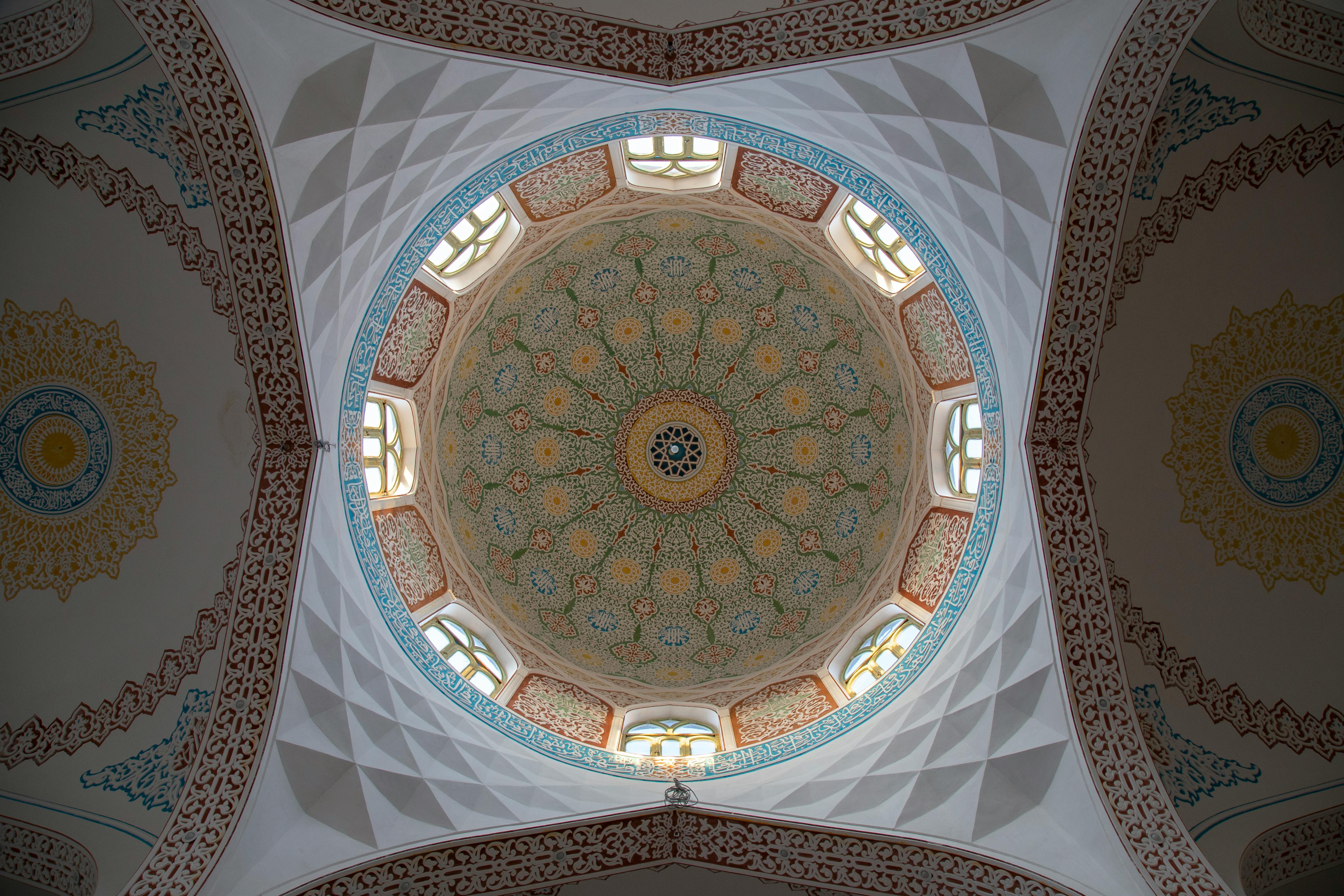 Interiorul unei cupole de moschee din Iran cu modele geometrice