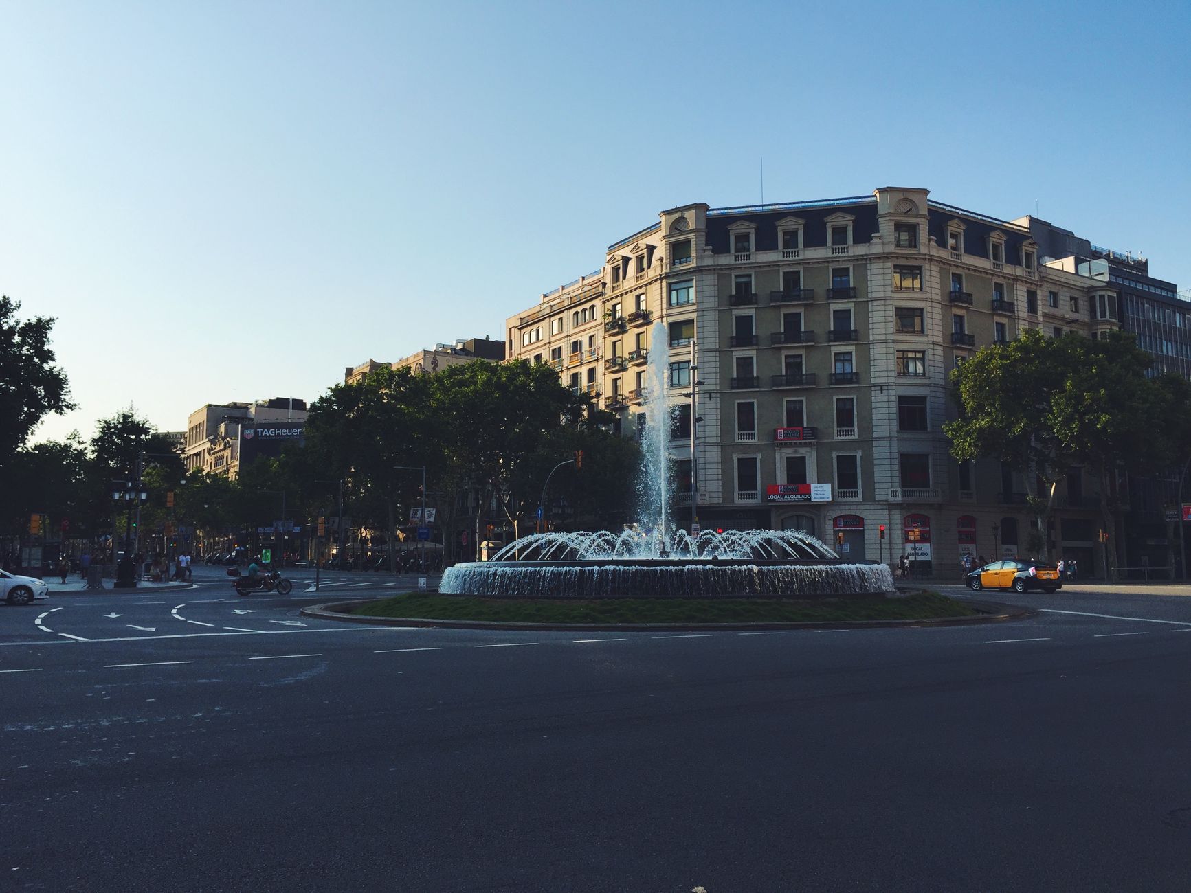 Drukke straat in Barcelona met toeristen en bewoners tijdens een groot evenement in de stad.