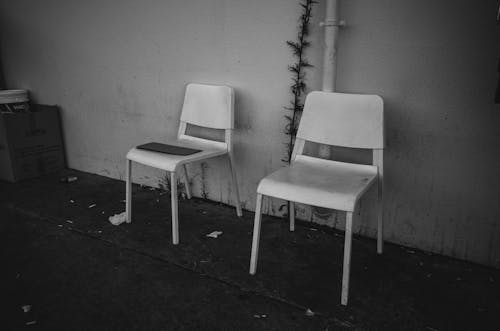 Бесплатное стоковое фото с монохромный, оттенки серого, стулья