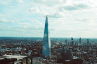 在伦敦多云天空的映衬下，碎片大厦俯瞰着现代城市天际线