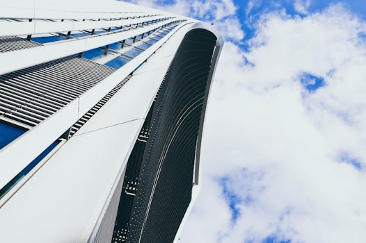 伦敦现代建筑中，未来主义摩天大楼映衬在蓝天之下