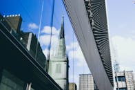 伦敦现代玻璃建筑立面上倒映着教堂的尖顶