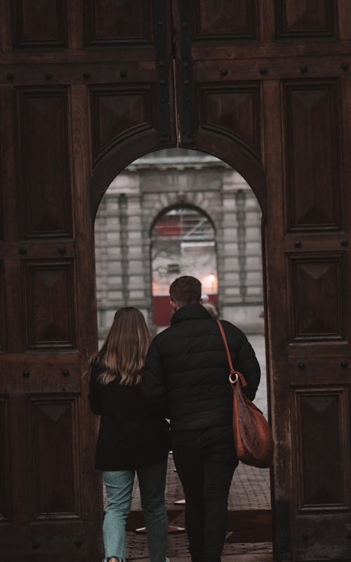 Imagine de stoc gratuită din arc, cuplu, fotografiere verticală