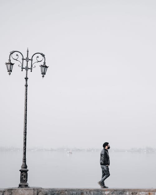 Kostnadsfri bild av ensam, gående, gatlykta