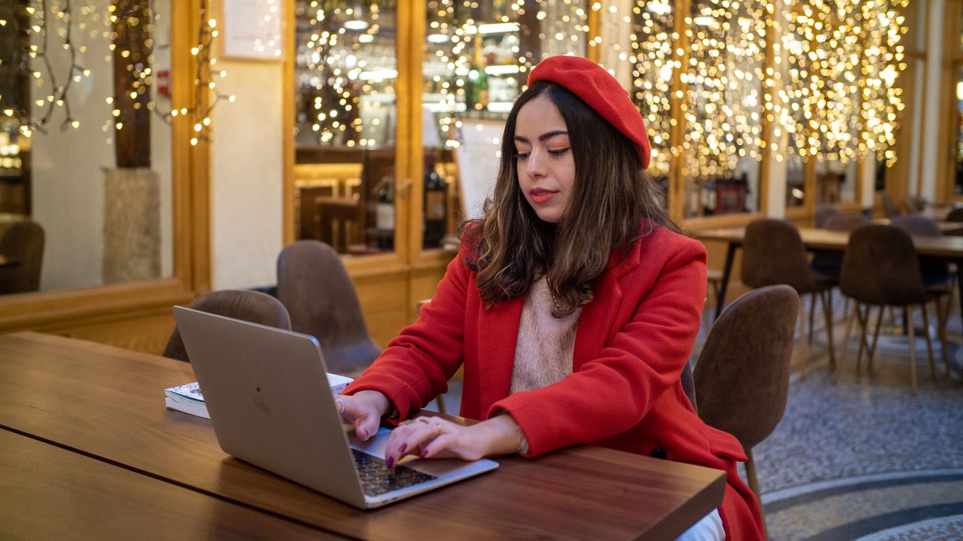 Femme travaillant sur son ordinateur portable dans un café parisien