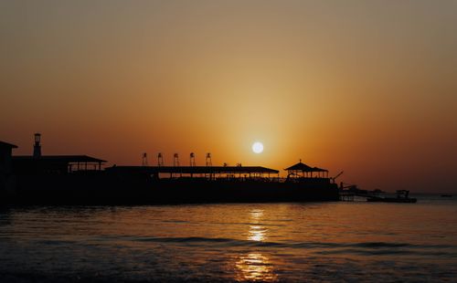 Free A serene sunset with a dock silhouette over water in Huizhou, China. Perfect capture of tranquility. Stock Photo