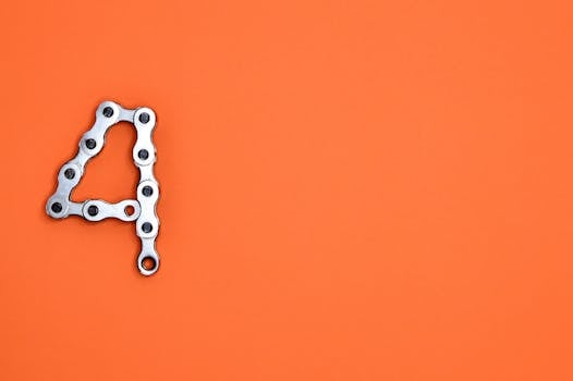 数字四的创意设计以橙色为背景，采用金属链构成，提供了充足的复制空间