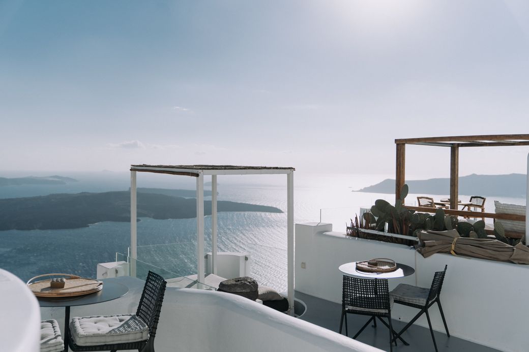 Sea-view terrace with cane chairs above the bay. Photo: alleksana on Pexels