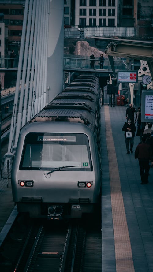 Kostnadsfri bild av grå, järnvägsstation perrong, modern