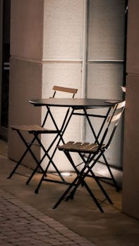 Minimalist outdoor café setup with two chairs and table in Istanbul, Türkiye.
