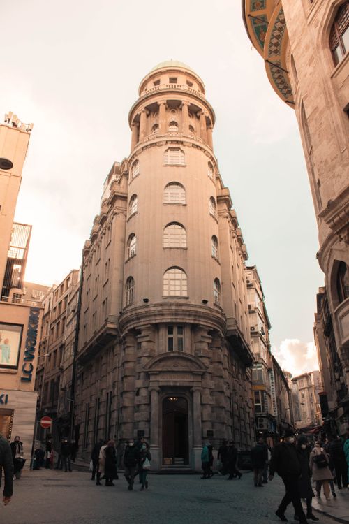 Free Explore the captivating blend of historic architecture and bustling life in İstanbul's vibrant streets. Stock Photo