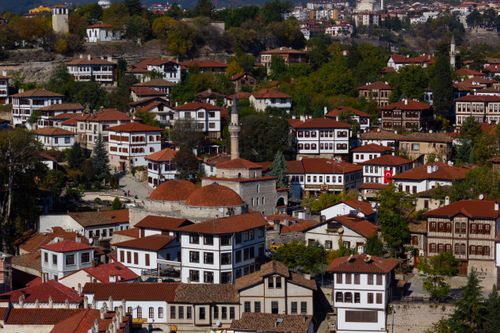 Free Aerial view of the historic Ottoman architecture in Safranbolu, Turkey, showcasing red-tiled roofs and vibrant greenery. Stock Photo