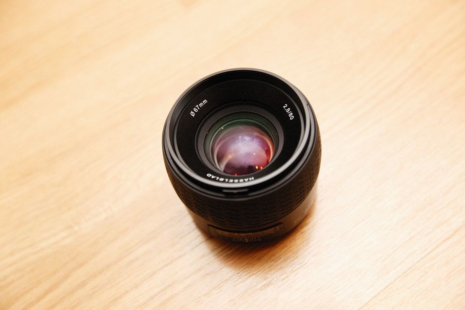 Comparativo de objetivas 135mm mostrando preço, abertura e recursos entre modelos concorrentes