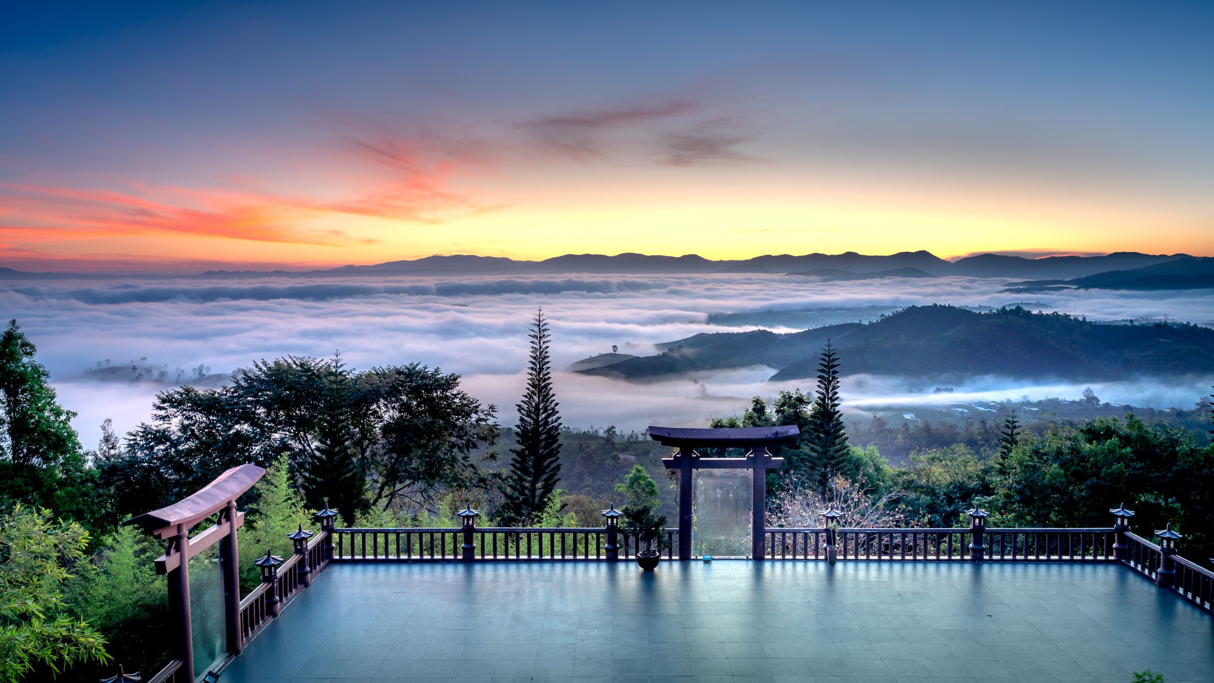 Stunning sunrise view from Chua Linh Quy Phap An temple, overlooking a sea of clouds.