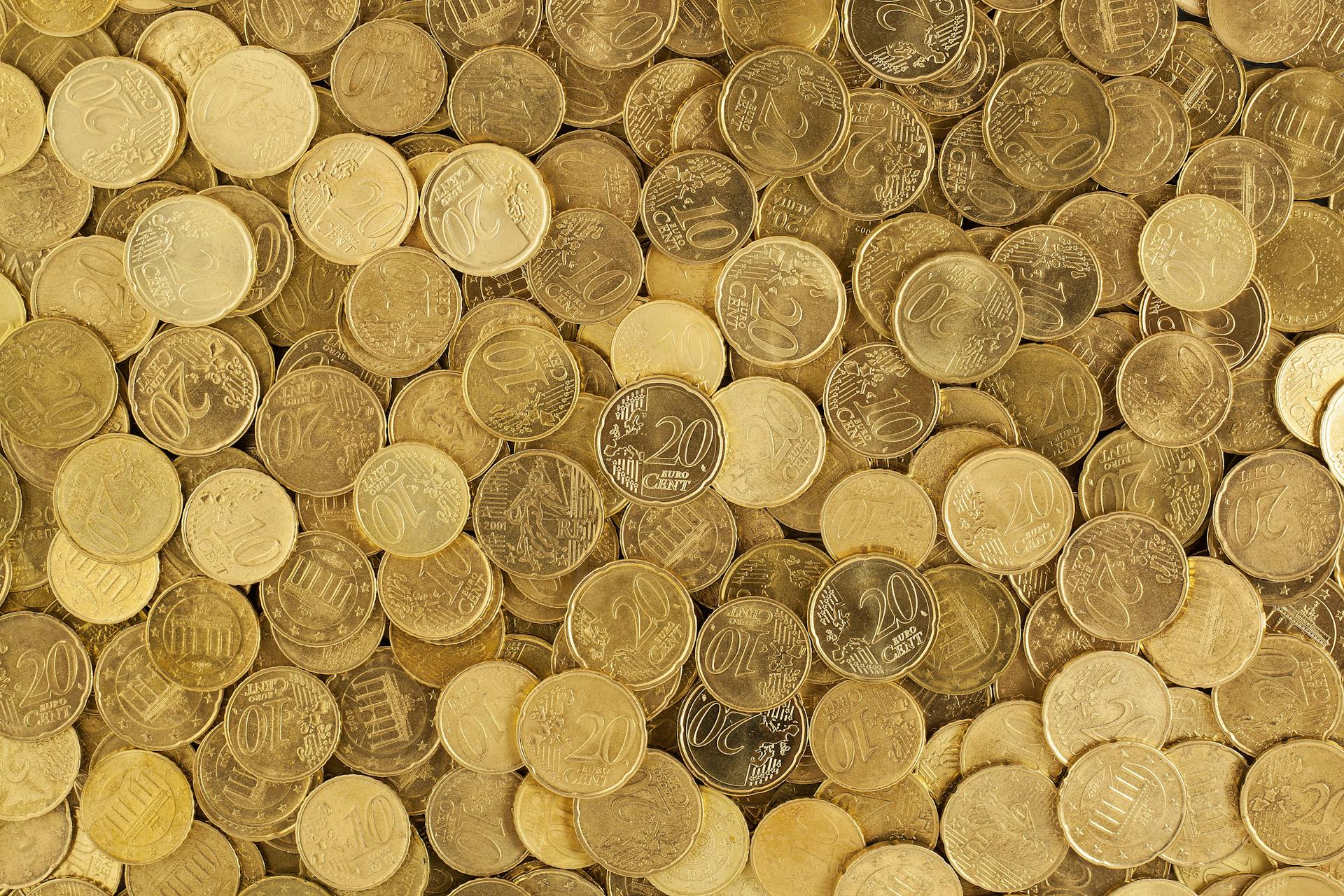 Des piles de pièces d'or rondes