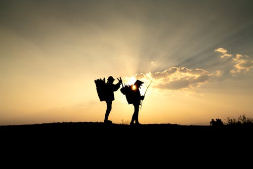 Fotos de stock gratuitas de anochecer, caminando, cielo naranja