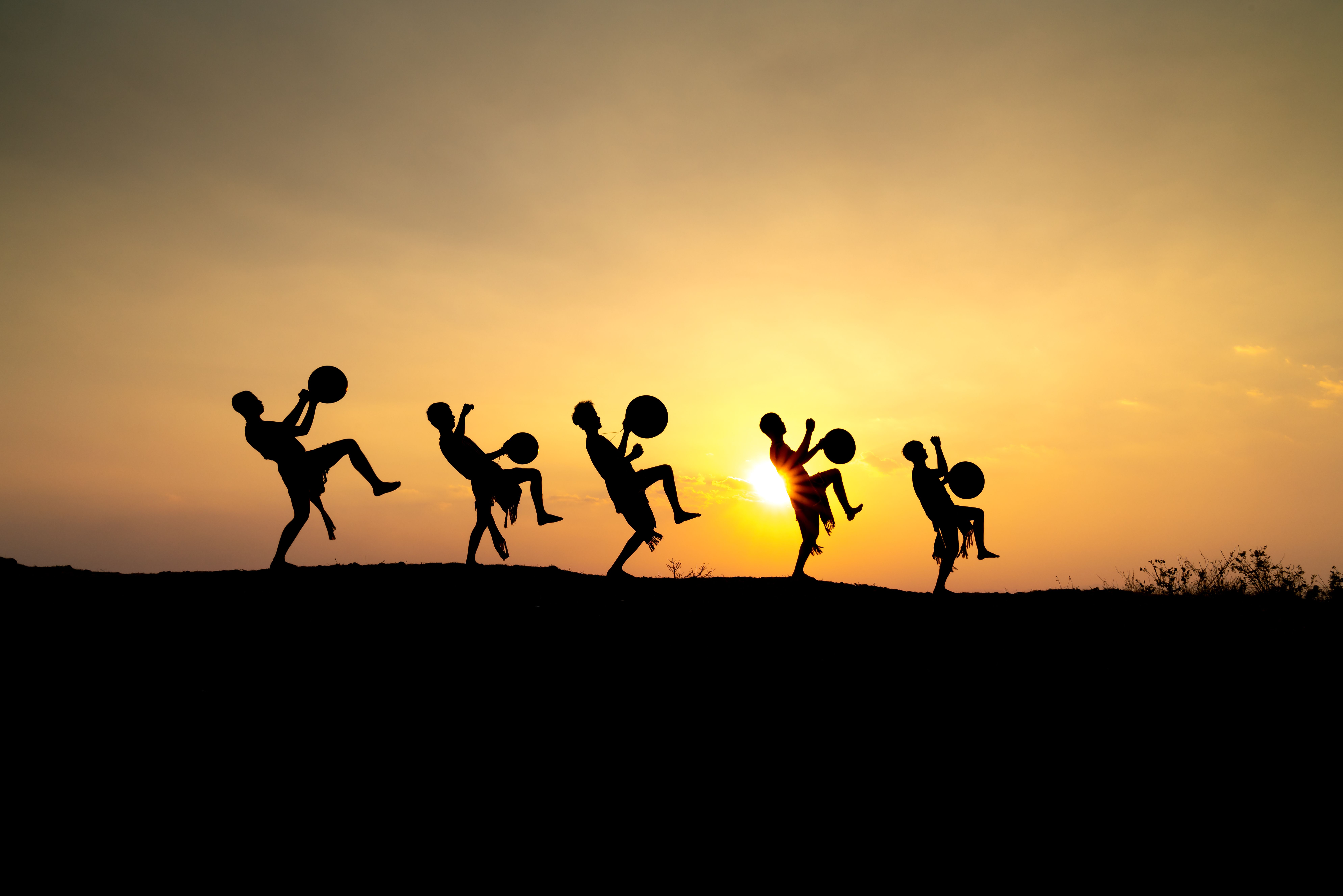 Silhouette of People in the Beach during Sunset · Free Stock Photo