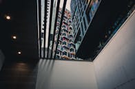 从独特角度观察当代城市建筑，可见复杂的图案与倒影