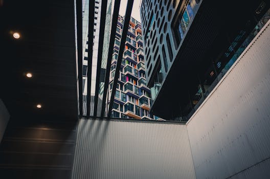 从独特角度观察当代城市建筑，可见复杂的图案与倒影