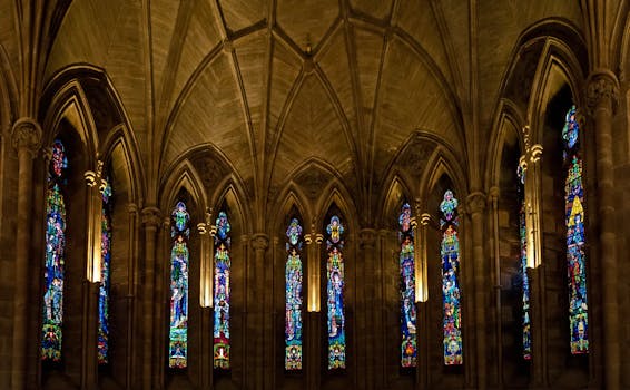 哥特式大教堂内部迷人的彩色玻璃窗