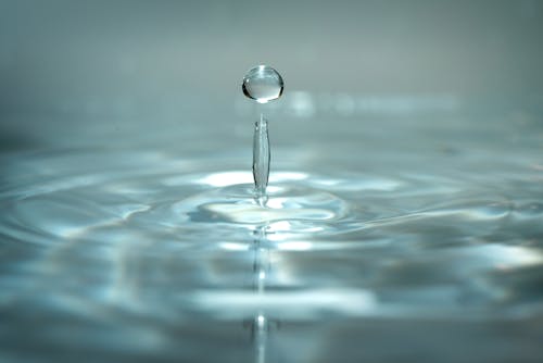 Free Close-up of a Water Droplet Making a Ripple Stock Photo
