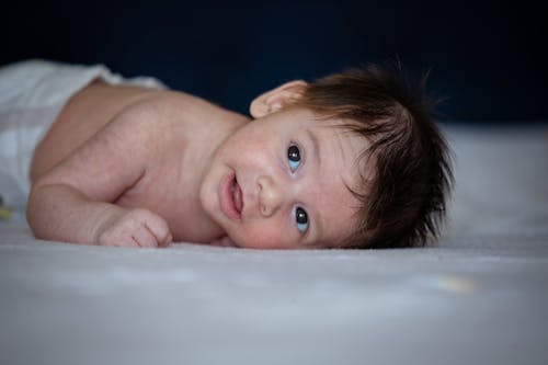 bebek, beyaz yüzey, çok sevimli içeren Ücretsiz stok fotoğraf