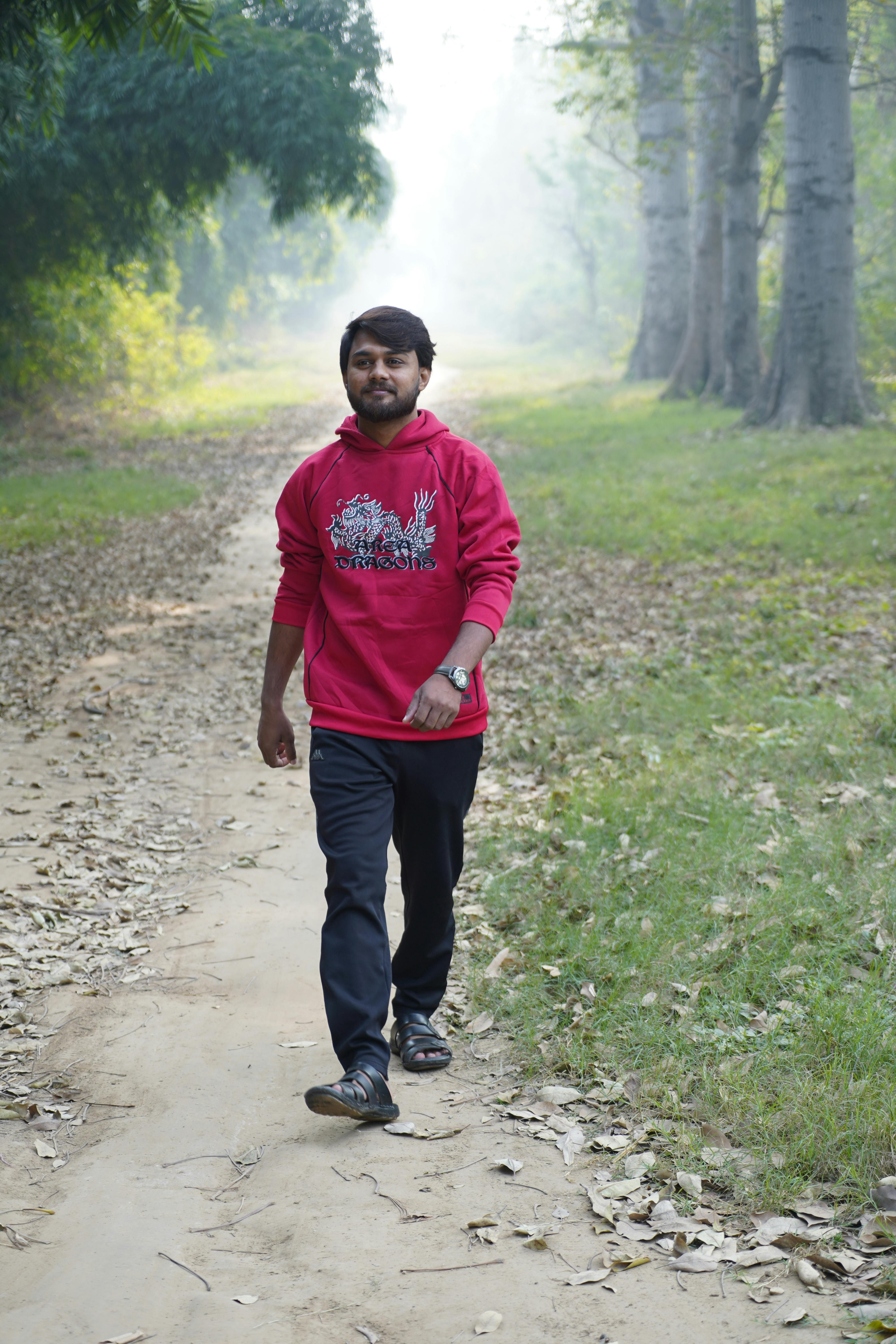 숙박세일페스타로 할인받은 가격으로 여행을 떠나 즐거워하는 가족의 뒷모습
