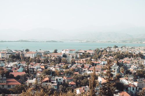 Free Discover the stunning panoramic view of Fethiye with its charming houses, sea, and lush greenery. Stock Photo